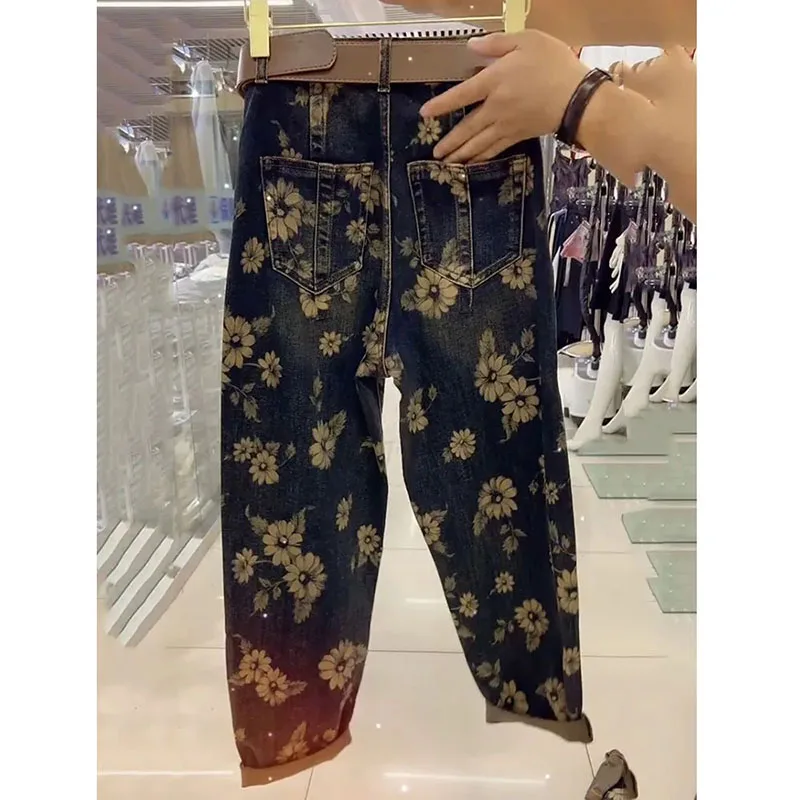 กางเกงยีนส์ทรงตรงพิมพ์ลายสไตล์เรโทรใหม่สำหรับผู้หญิง ฤดูใบไม้ผลิและฤดูใบไม้ร่วง ทรงหลวม สไตล์โจ๊กเกอร์ ฮารุน  กระดุมซิป  ใส่สบาย ลำลอง