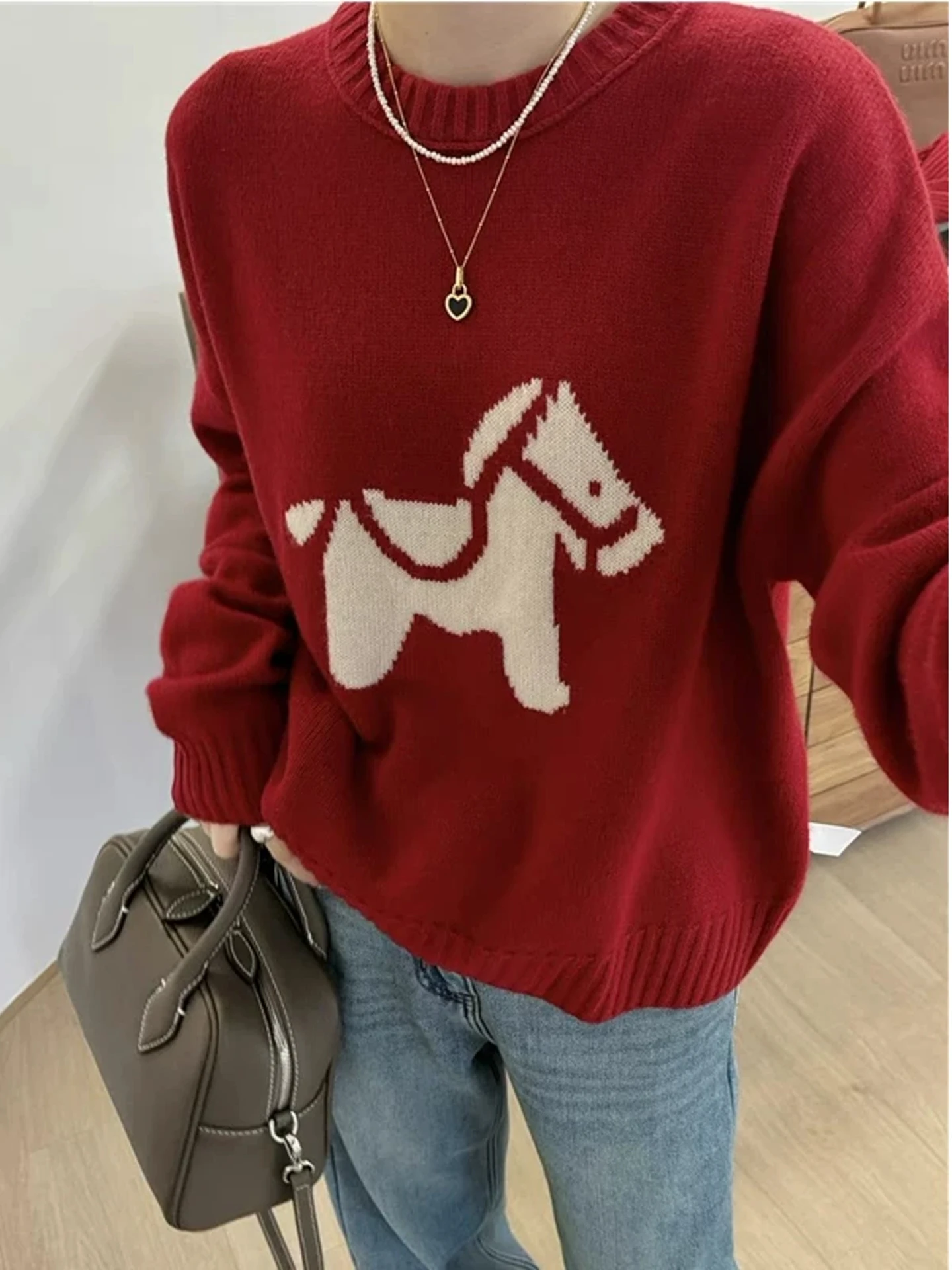 

Красный вязаный свитер с вышивкой для мужчин и женщин, подходящий для вязаной одежды по китайскому зодиаку 2026 года