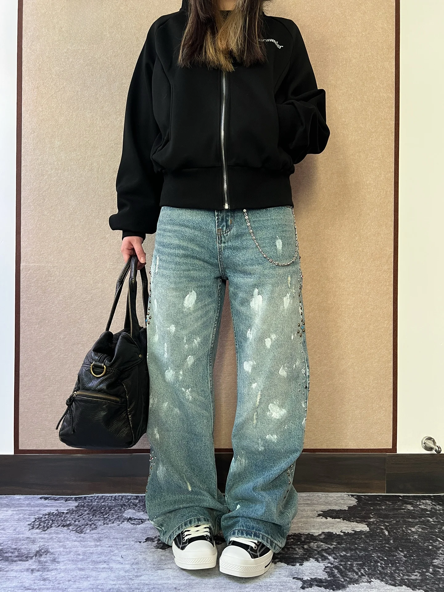 

Джинсы унисекс в стиле рустик, с эффектом потертости, брызгами краски и заклепками, свободного прямого кроя, повседневные, светло-голубые