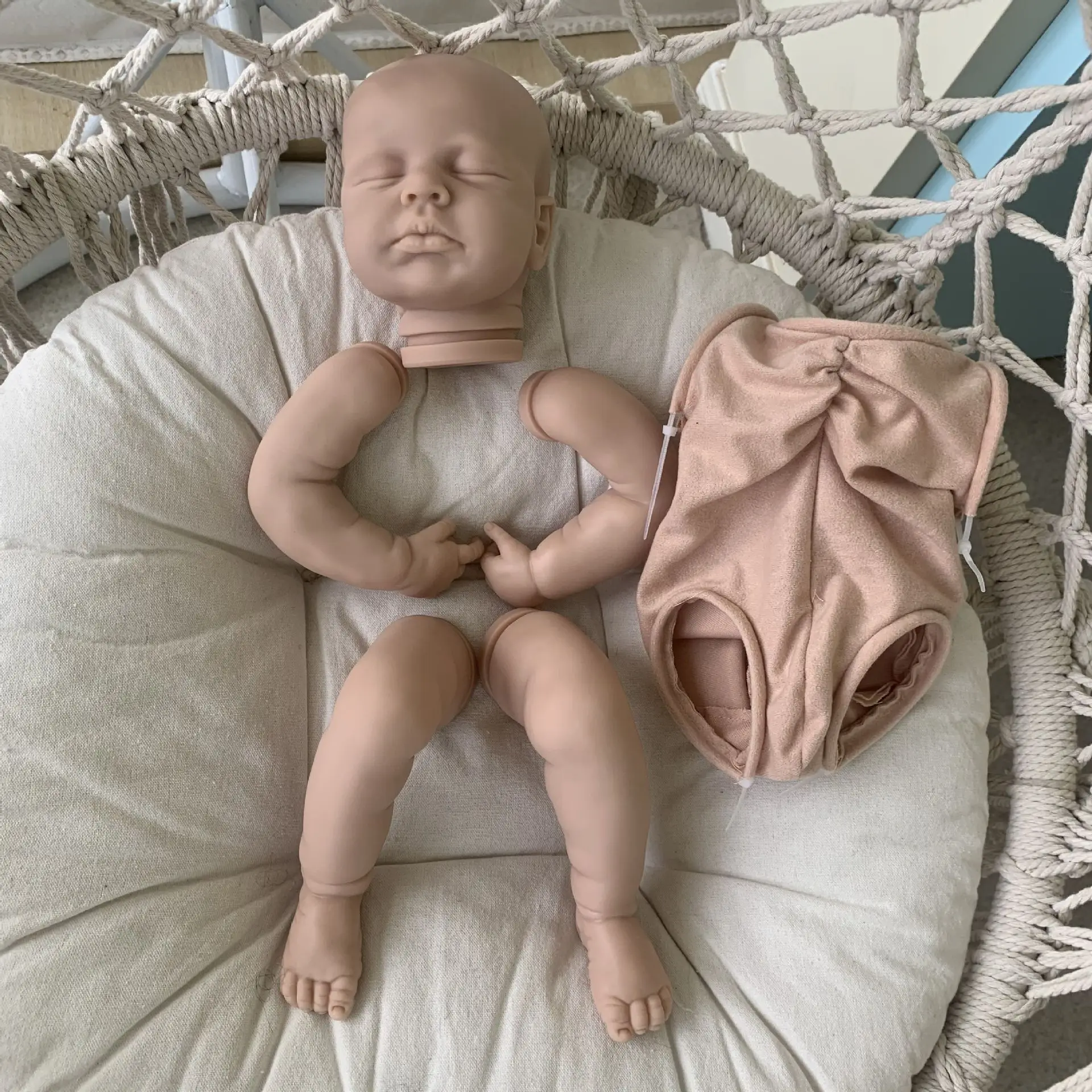 Loulou 19-Zoll-Reborn-Puppenbausatz aus Silikon-Vinyl, lebensechte, frische Farbe, unvollendetes, unbemaltes, leeres Puppenset mit Stoffkörper