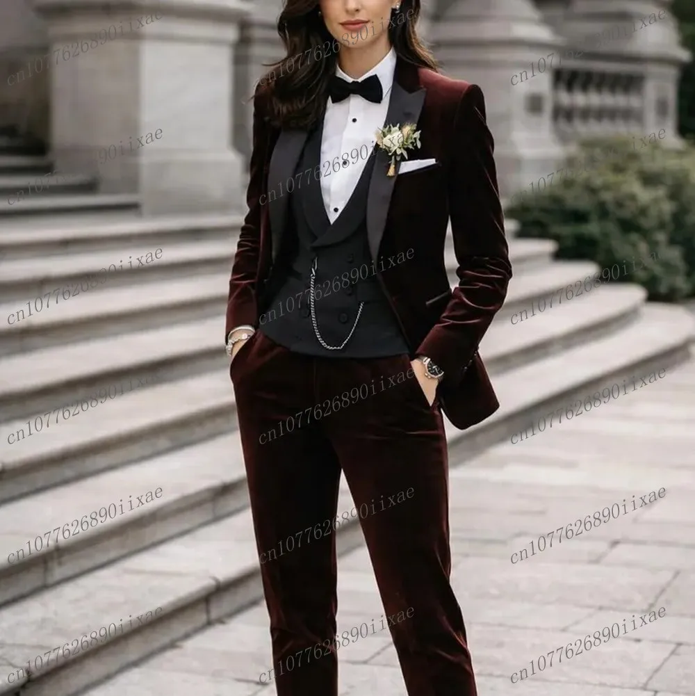 

Темно-коричневый бархатный женский костюм для офиса, деловых встреч, свадеб и торжественных мероприятий, 3-х предметный комплект: пиджак, жилет, брюки.