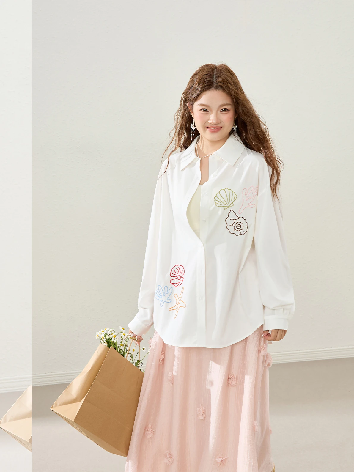 Blanco mujer verano 2025 nuevo coreano Sle suelto largo Sve protección solar irt bordado perezoso Sle prendas de vestir exteriores Top