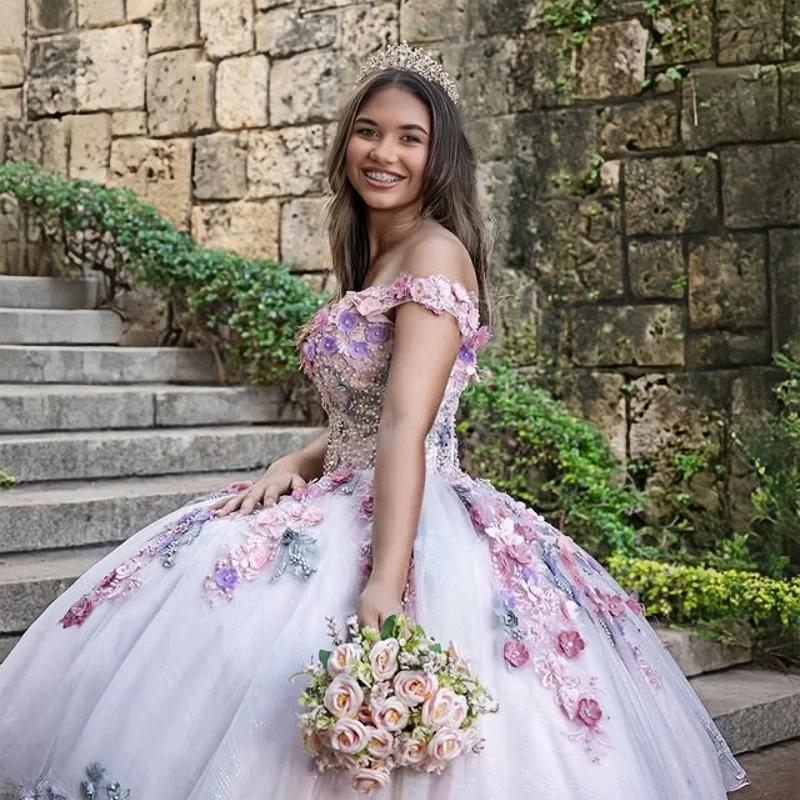 فستان Quinceanera بلون فاتح مخصص بدون أكتاف مزين بالترتر والكريستال ثلاثي الأبعاد على شكل زهرة تول فيستدوس دي 15 Quinceanera