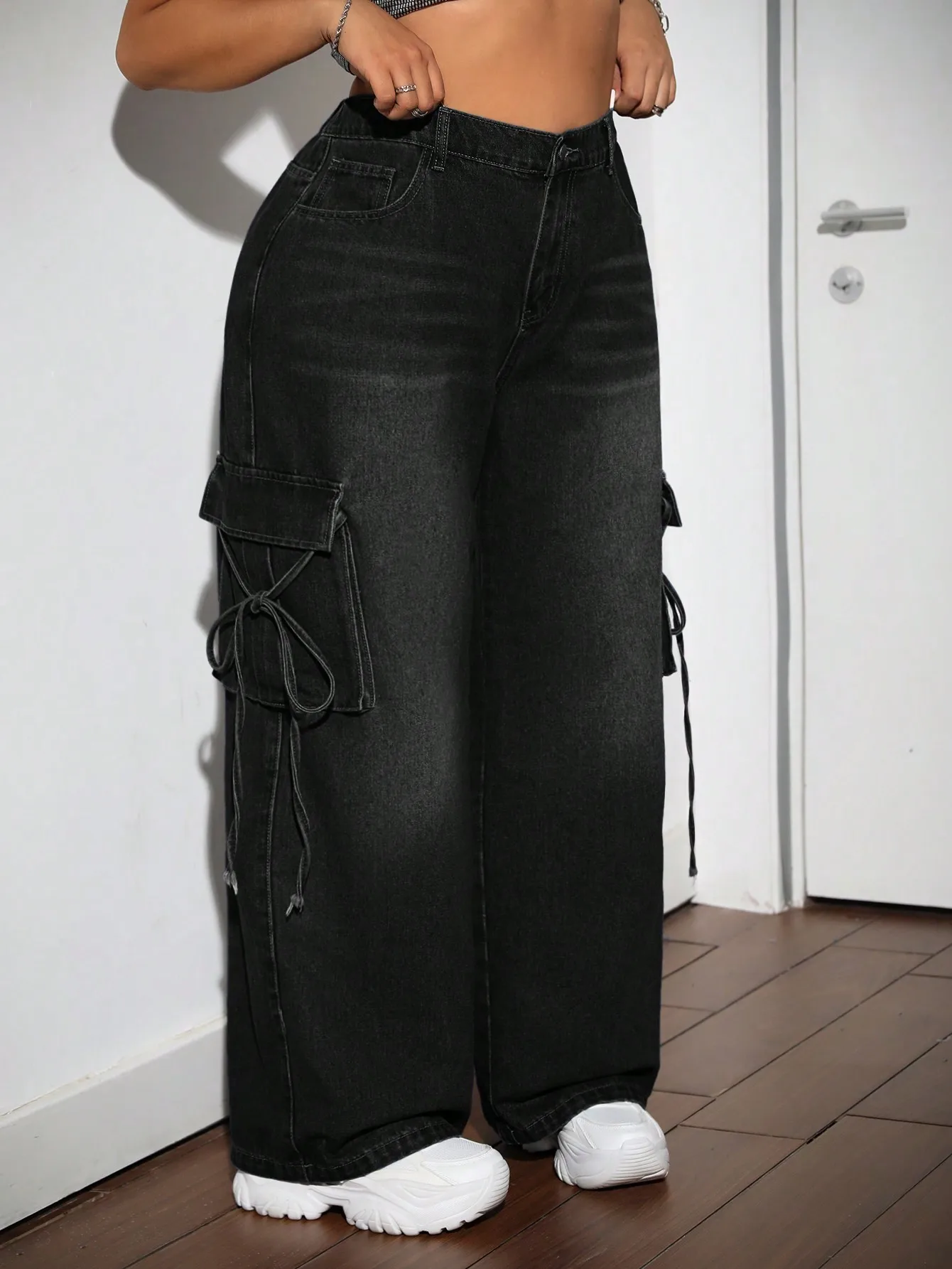 

Черные широкие джинсы-карго с завязками по бокам, высокая талия, свободный крой для уличного и повседневного образа