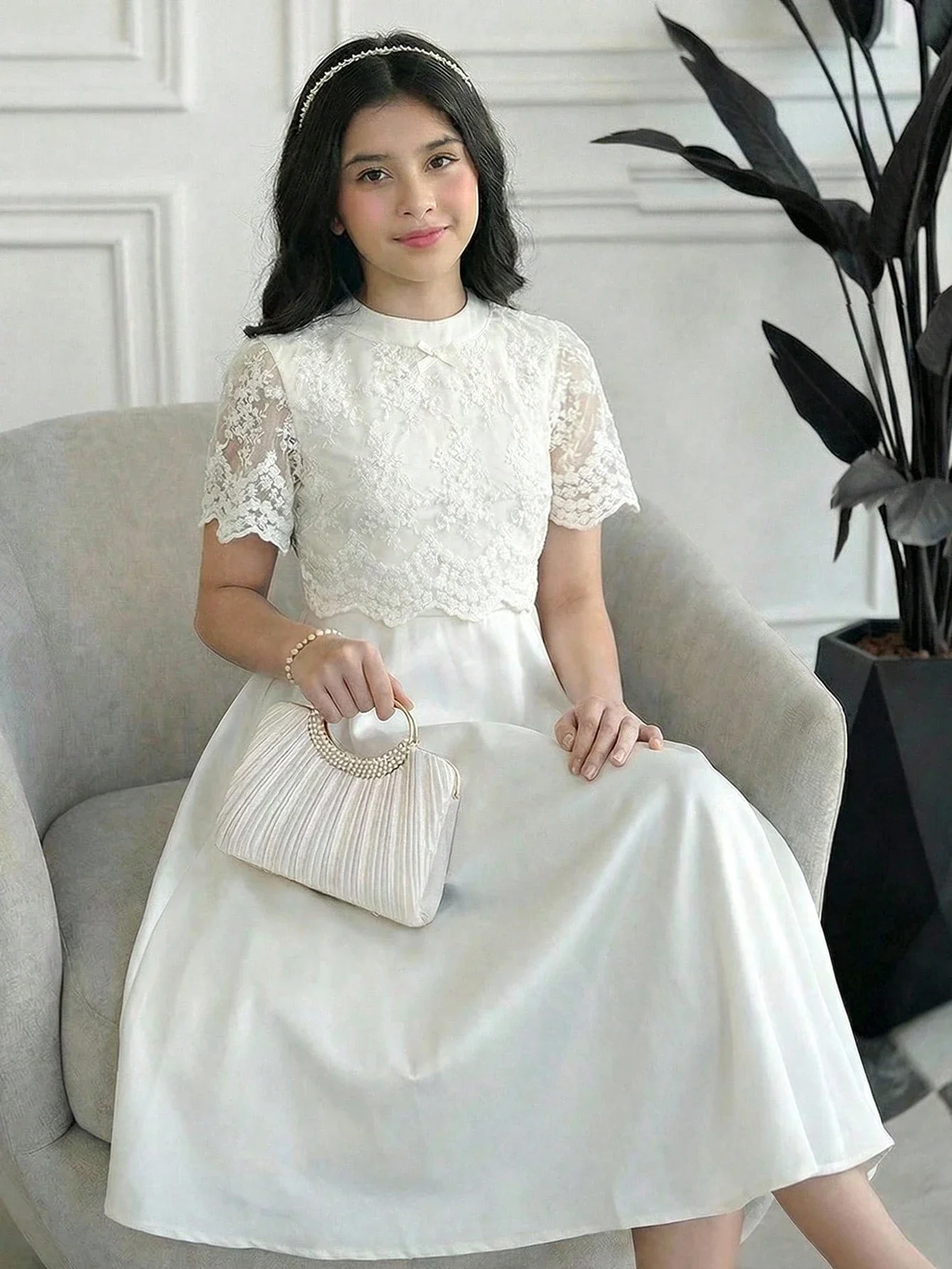 

Элегантное атласное платье А-силуэта с короткими рукавами и кружевом цвета слоновой кости для женщин