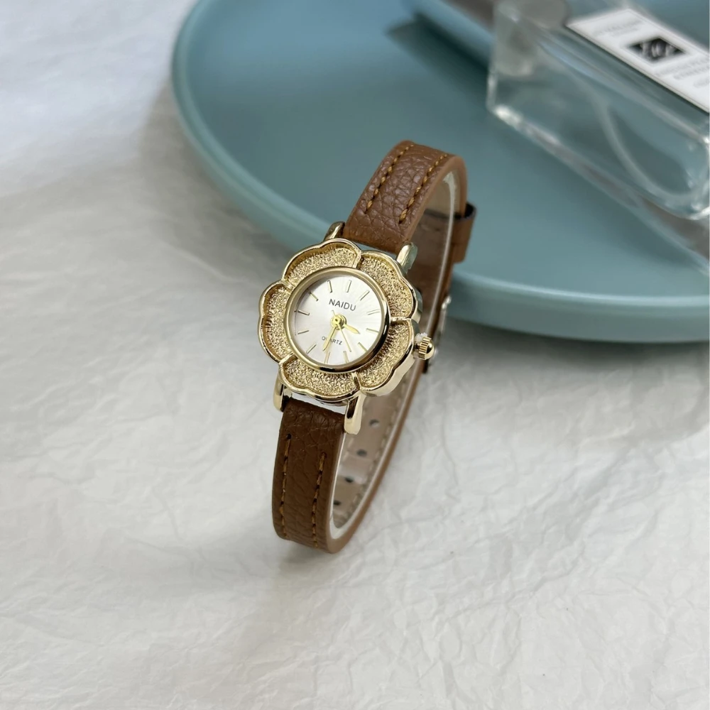 Компактные часы с лепестком темперамента, женские легкие роскошные трендовые модные часы с цепочкой, простые и универсальные часы, оптовая продажа