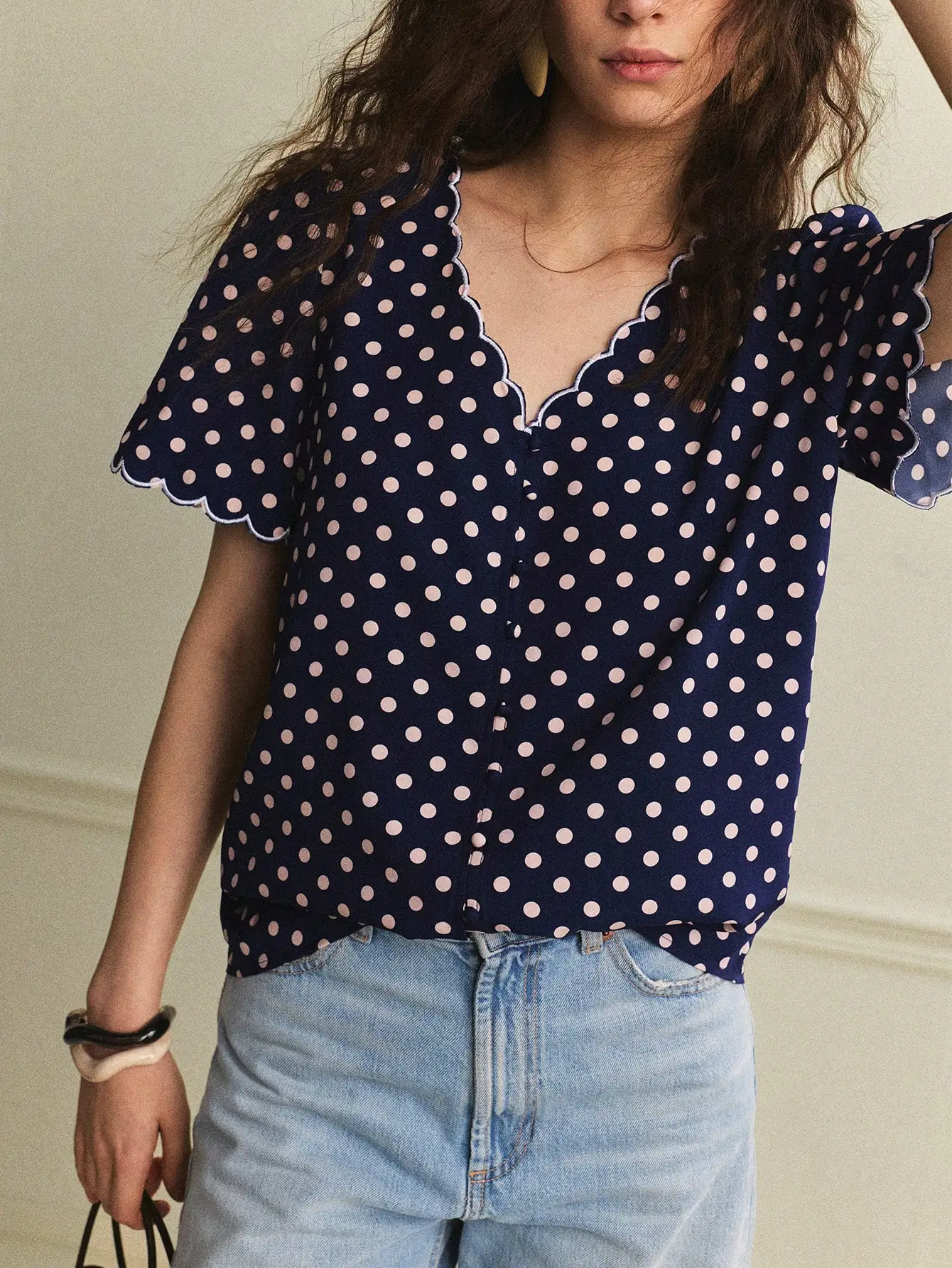 

Темно-синяя блузка в горошек с V-образным вырезом и короткими рукавами, повседневный женский летний топ