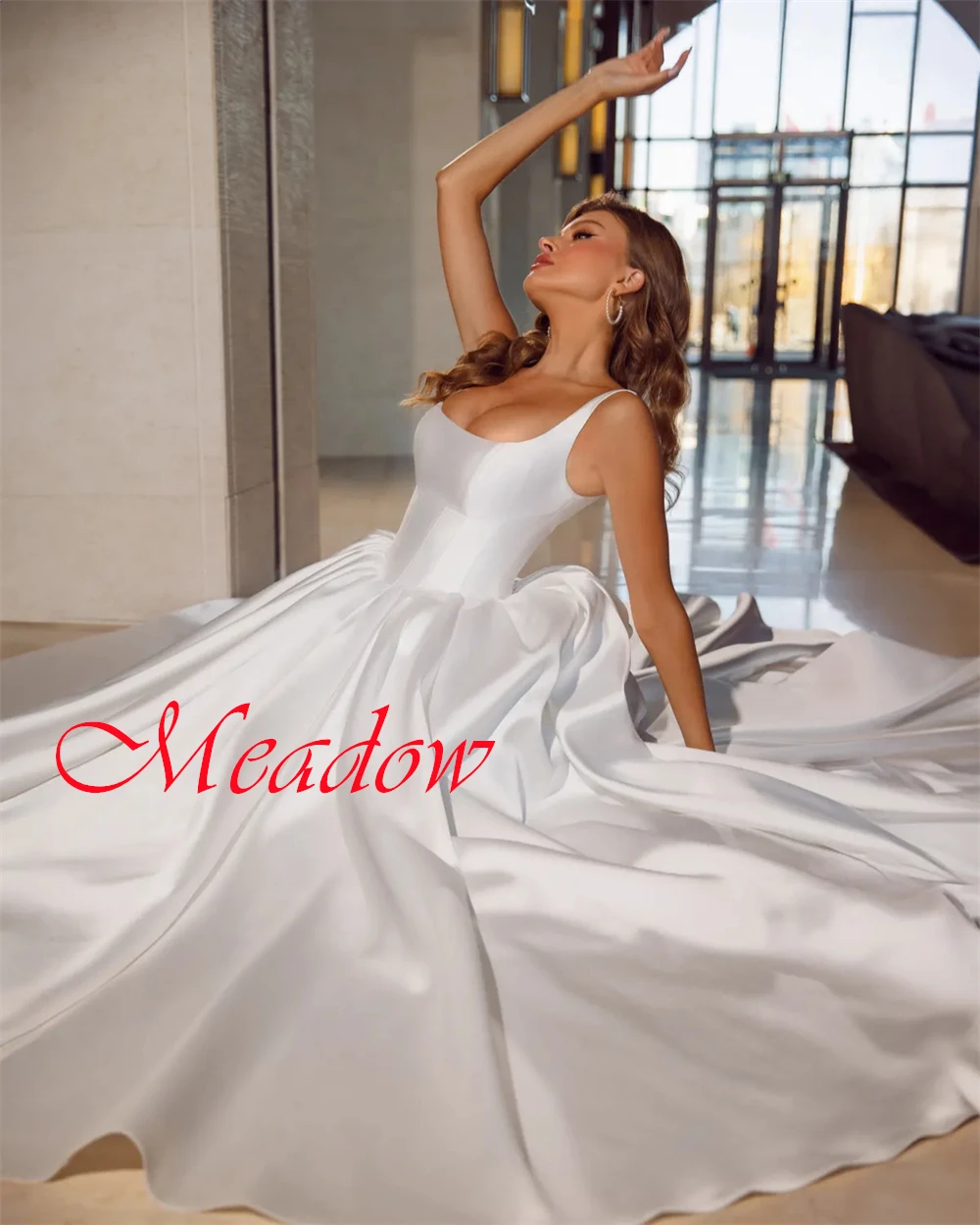カスタマイズされた絶妙なホワイトサテンのウェディングドレス気質ストラップレススパゲッティストラップノースリーブチャペルトレインブライダルドレス