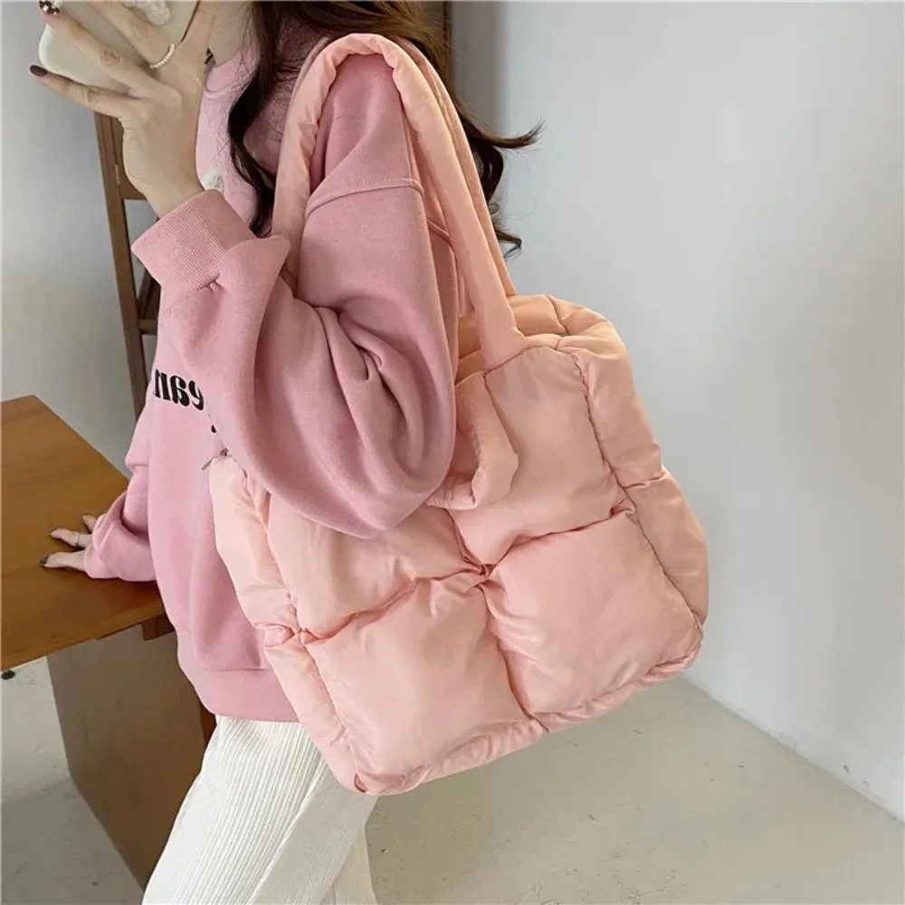 bolsa-de-ombro-de-nylon-estilosa-grande-capacidade-bolsa-de-mao-acolchoada-com-plumas-tote-de-compras-em-algodao-macio