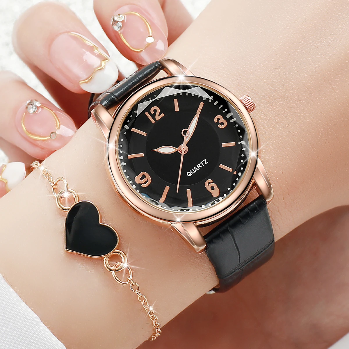 4PCS/Set Women\'s Fashion Watch Round Dial Leather Strap Quartz Watch with Black White Heart Bracelet