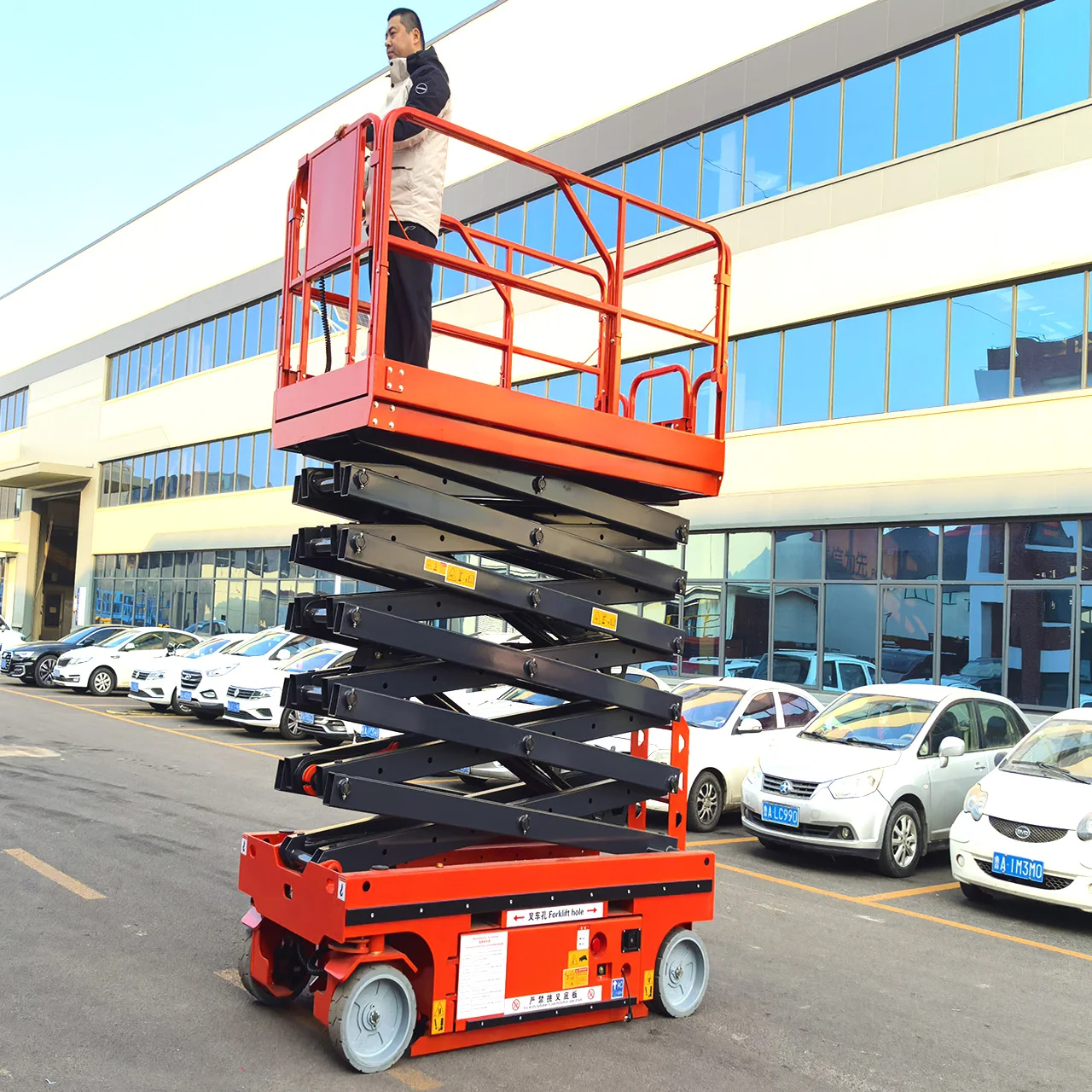 Customized CE 8m 10m12m14m Battery Powered Lift Tables Mobile Electric Self-Propelled Hydraulic Scissor Lift Platform Table With