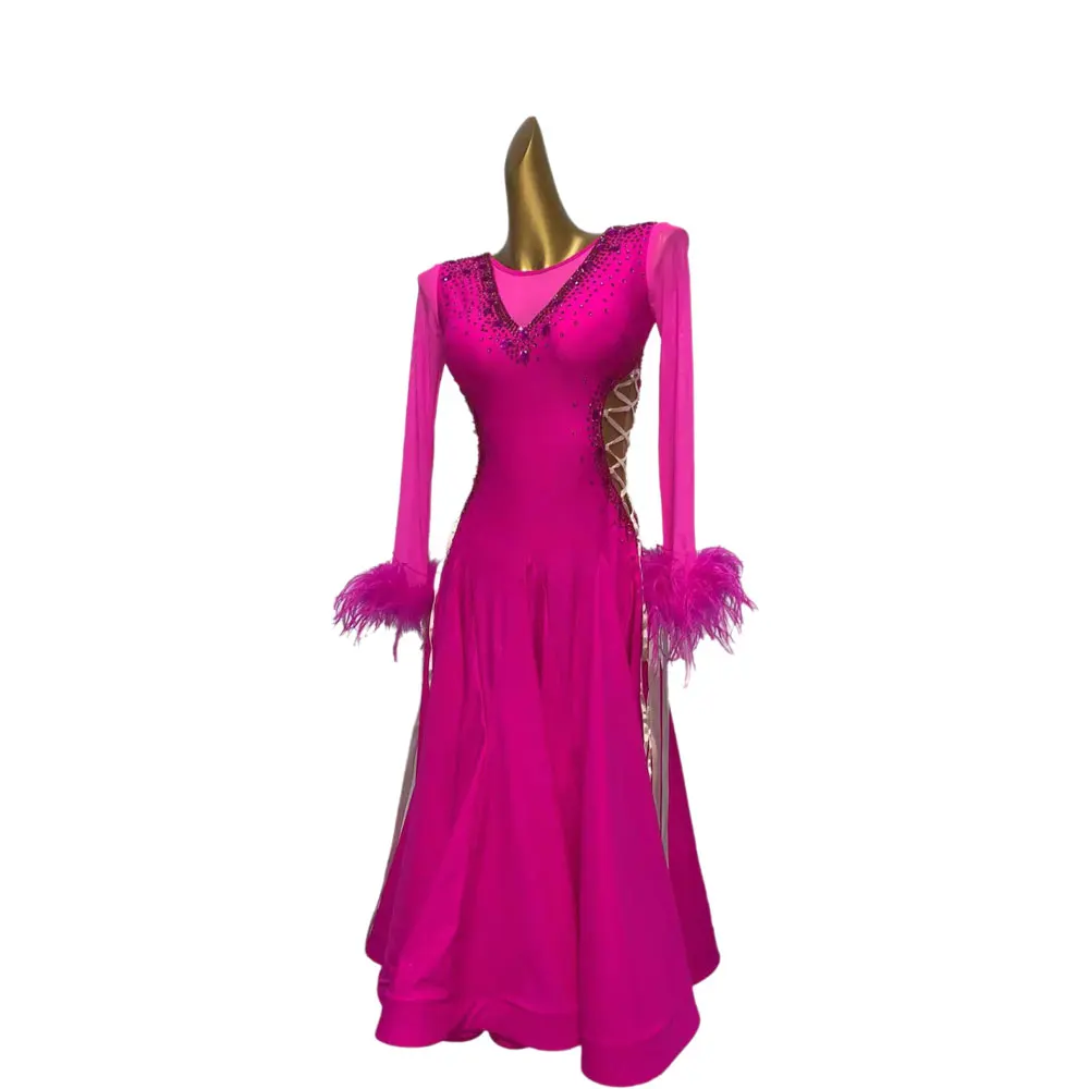 ชุดแสดงเต้นลาตินสำหรับผู้หญิง กระโปรงยาวสีชมพูแบบโมเดิร์นสั่งตัดพิเศษ ประดับคริสตัลสำหรับการแสดงซัมบ้า