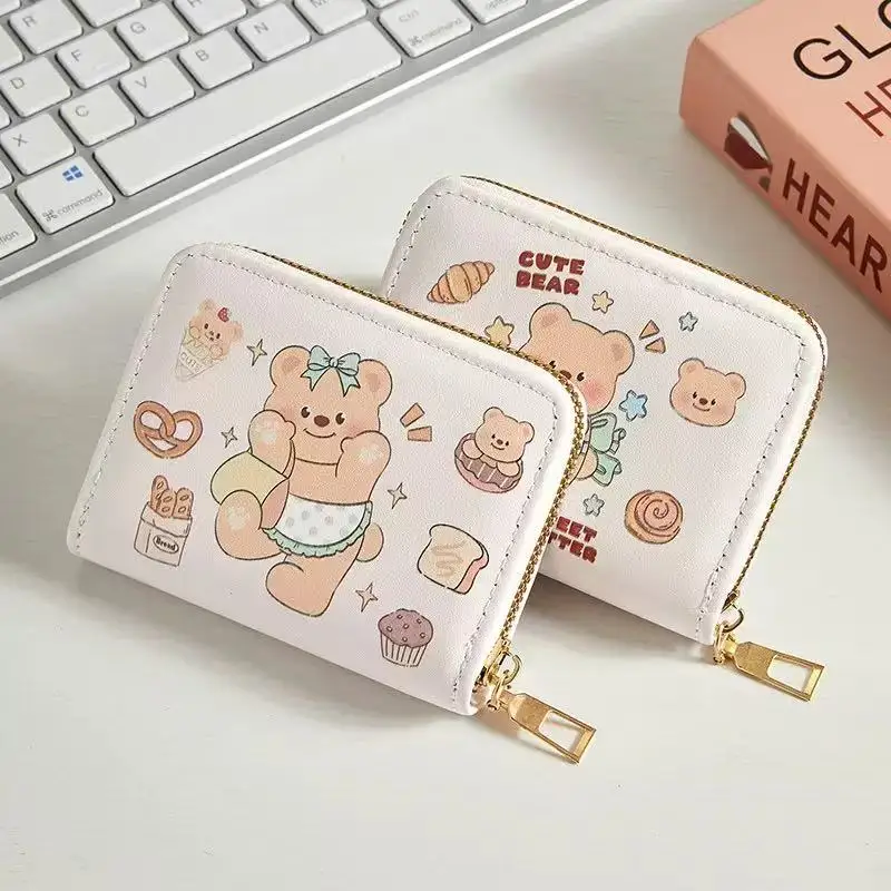 

Милый короткий кошелек в виде плюшевого мишки с мультяшным принтом и застежкой-молнией, кошелек для монет с несколькими отделениями для карт, портативная сумка для карт, для девочек.