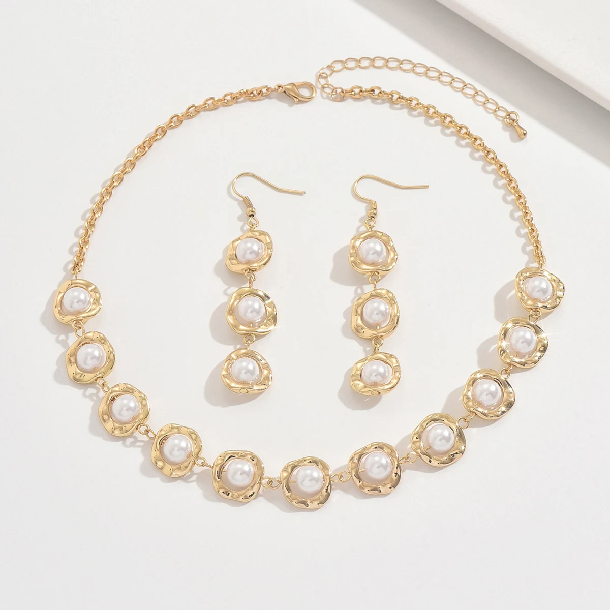 1 Piece of Fashionable Retro Metal Hollow-Out Irregular Ring Splicing Faux Pearl Necklace with Tassel Earrings, Court-Style Elegant Three-Dimensional Clavicle Chain Earrings, Suitable for Women to Wear in Daily Life, Banquets, Balls, Festivals, Weddings, as a Jewelry Piece, New Year's and Valentine's Day Gift