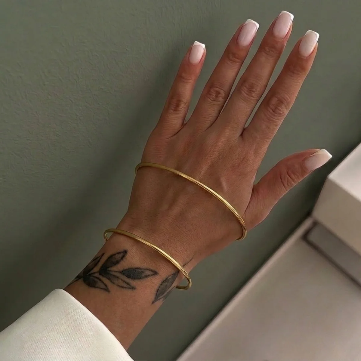 Einfache Edelstahl-Metall-Armreifen für Damen und Herren im Nischen-Stil mit geometrischen Spiralstreifen, offener Armreif-Schmuck. – Detail 4
