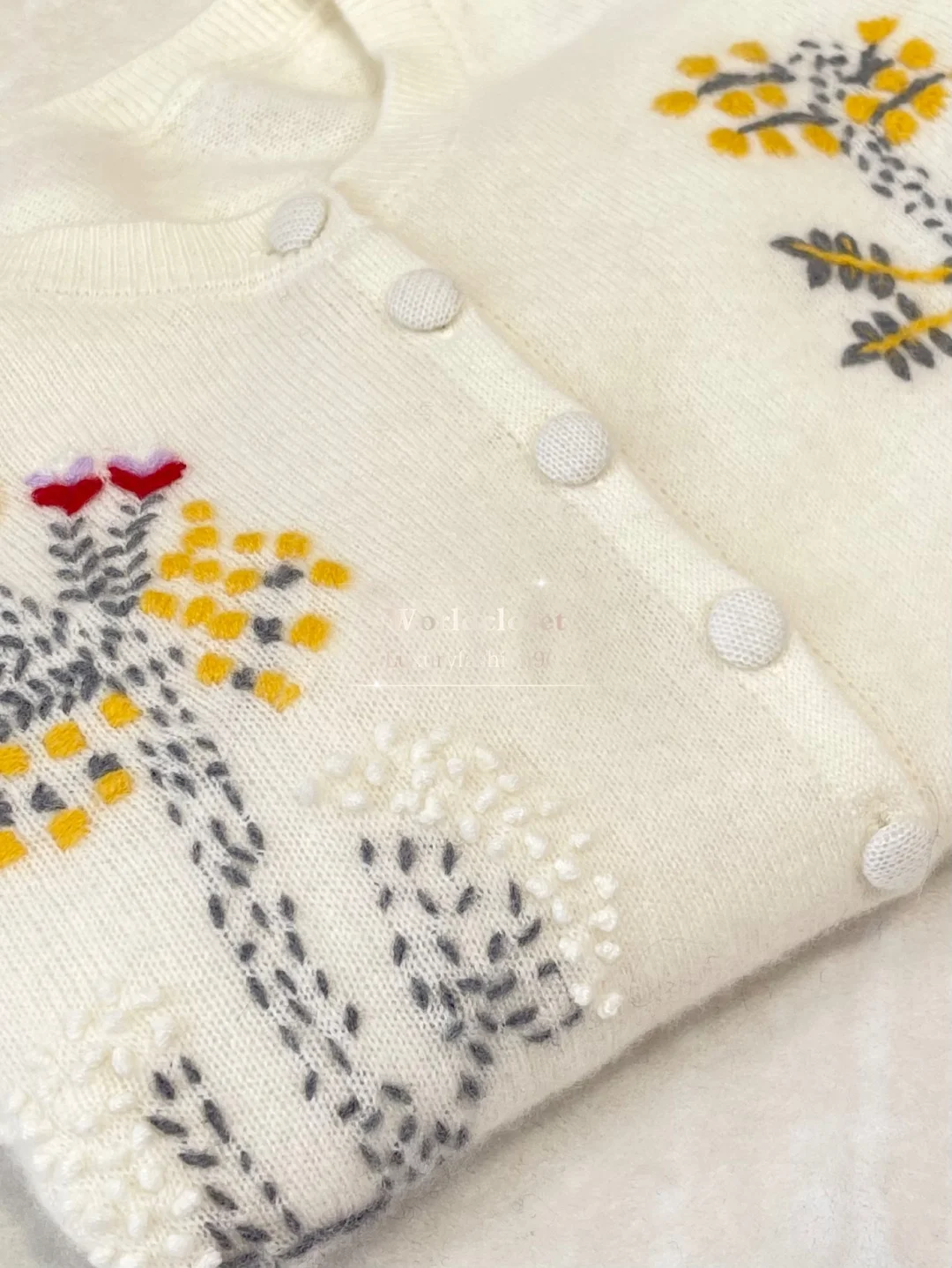 

2026 Высококачественный серый цвет с вышивкой и длинными рукавами, женский белый кардиган, топы