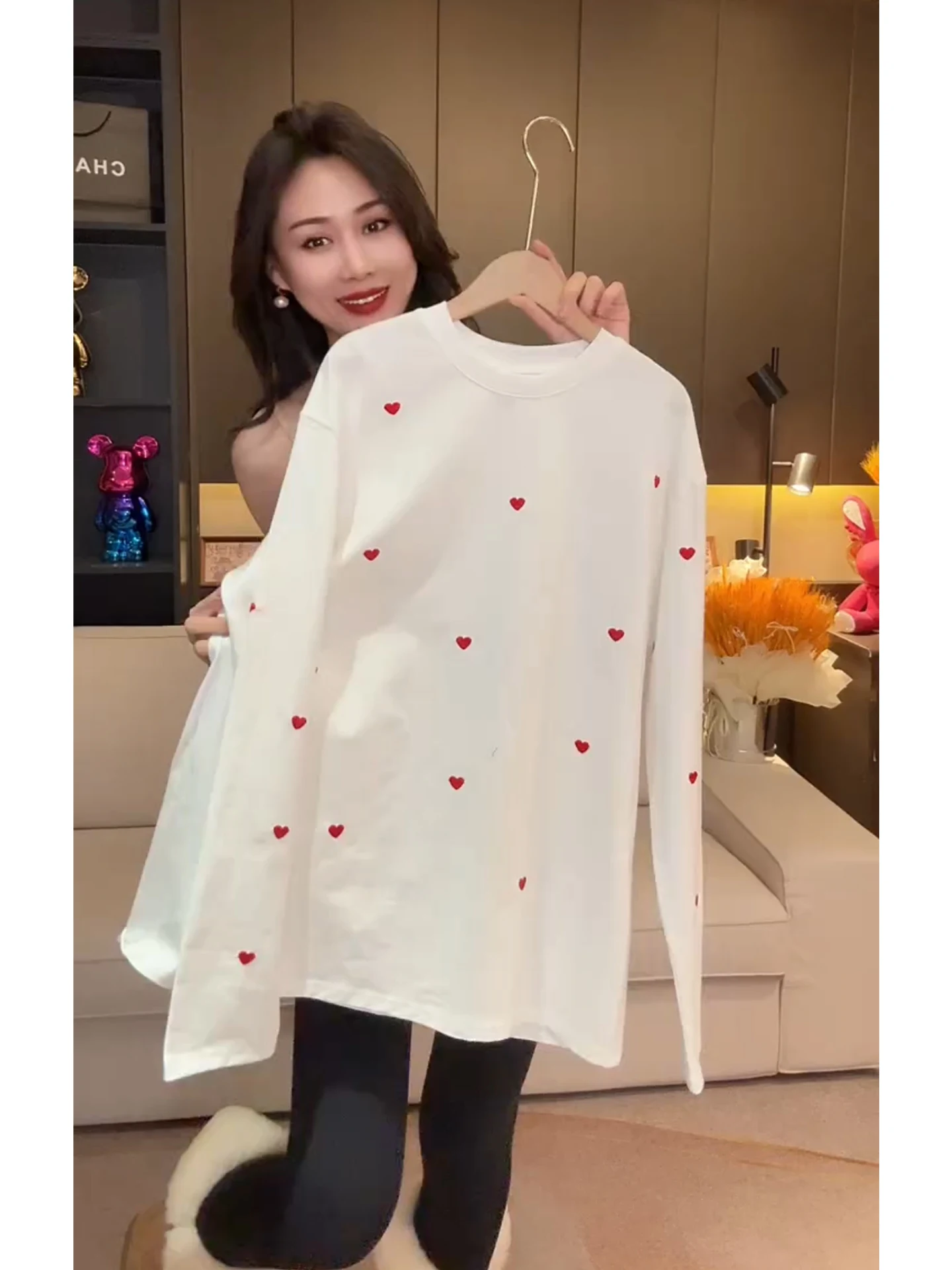 

Весна 2026: Корейская женская футболка с вышивкой, круглым вырезом и длинным рукавом, универсальная базовая модель для похудения