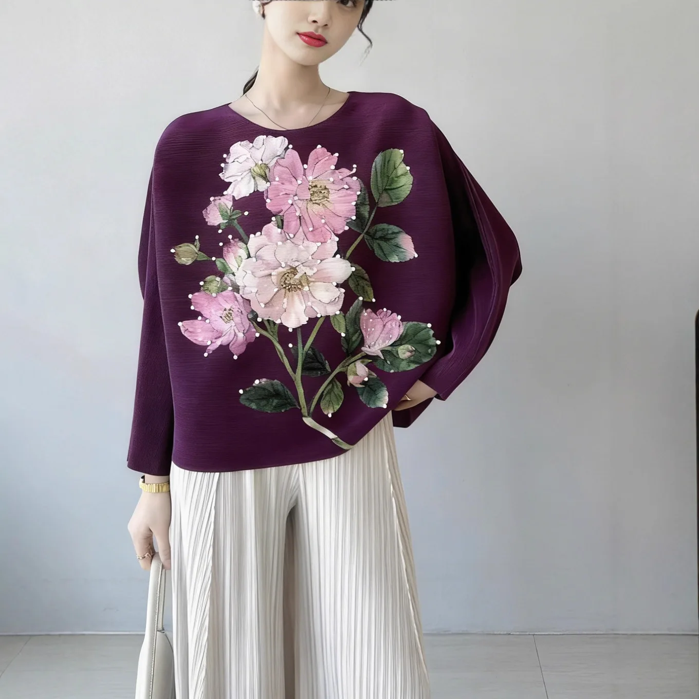 

Шикарная женская футболка с длинными рукавами и свободными большими складками. Удобная повседневная подходящая повседневная женская одежда.