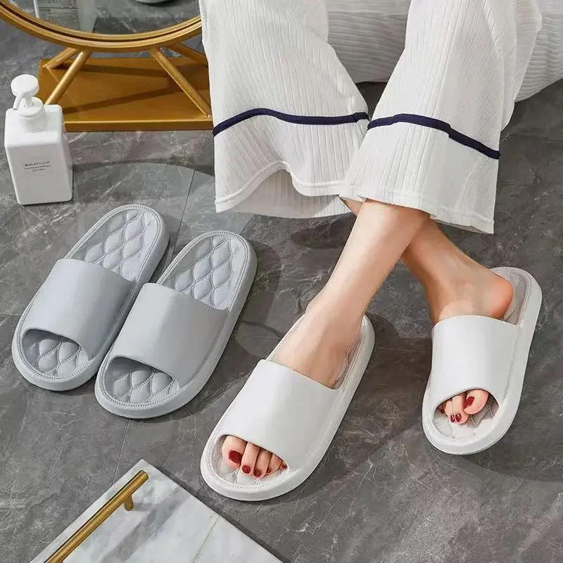 جديد 2025 النعال داخلي المنزل استخدام المضادة للانزلاق الحمام الاستحمام إيفا النعال باردة الرجال النساء الصيف الإحساس أحذية مقاومة للانزلاق