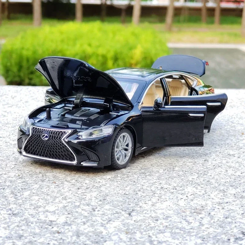 1:32 LS500H High Simulation Diecast Metal Alloy Model car Sound Light Pull Back Collection Kids Toy Gifts