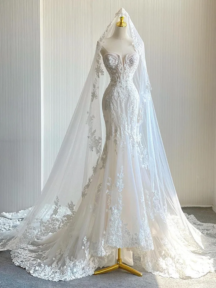 

A new light luxury and niche dress with large trailing tail for travel photography