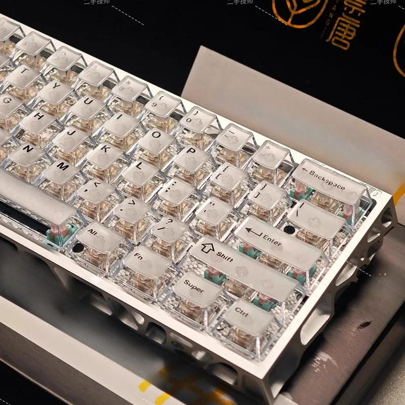 

Full change keyboard magnetic axis tile hollow aluminum shell transparent key