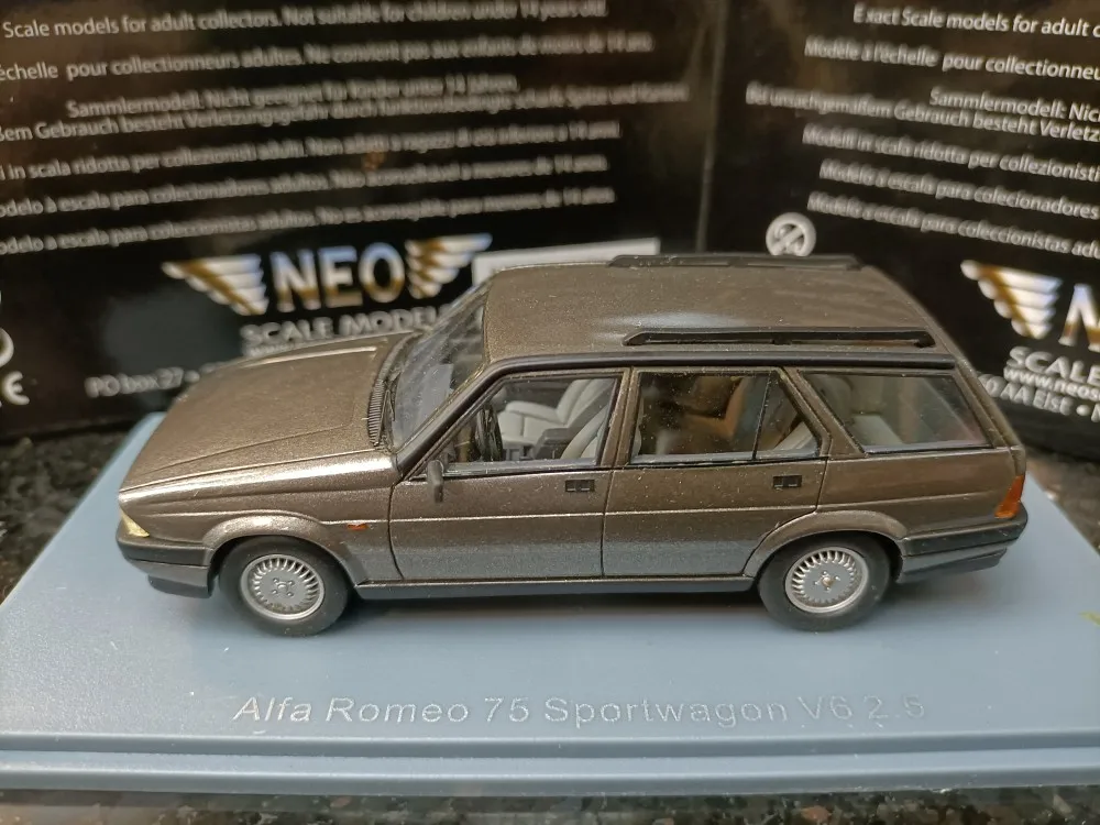 Neo 1:43 Alfa 75 Sportwagon 2.5 Limited Edition Simulation Resin Alloy Static Car Model Toys Gift