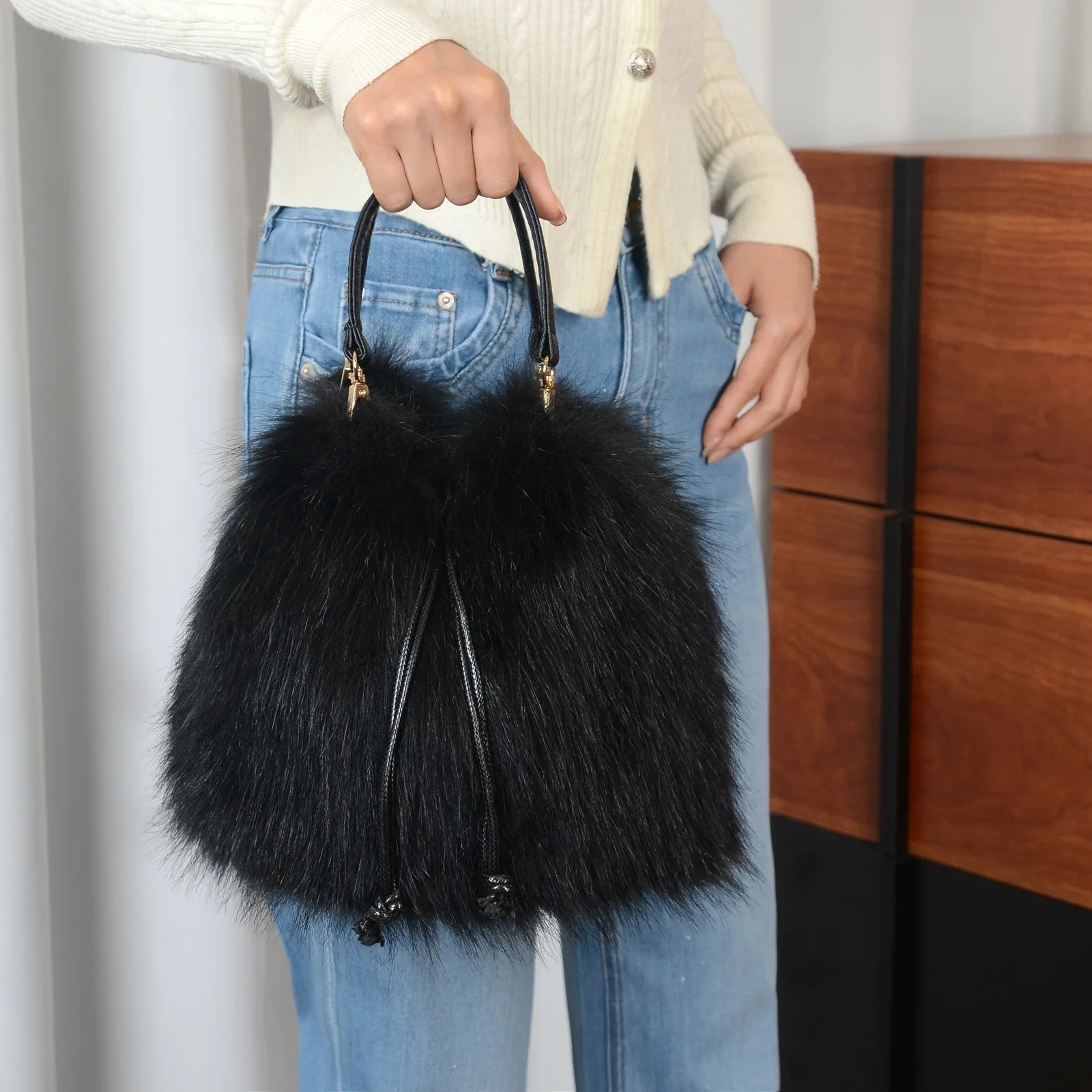 Modische Herbst-Winter Kunstfell-Handtasche Luxuriöse Bucket Bag für Damen Fell-Tragetasche Kunstwaschbärfell Hochwertige Handtasche – Detail 13