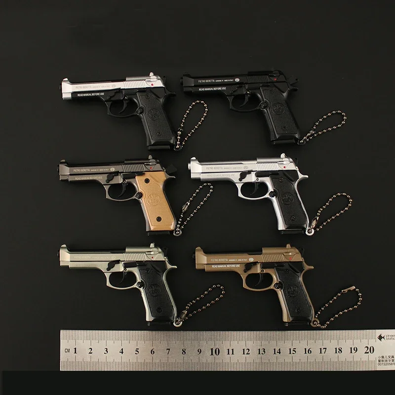 1PC NEW 1: 3 Mini Bereta M92A1 Detachable Toy Keychain Alloy Pistol Pendant Creative Toys