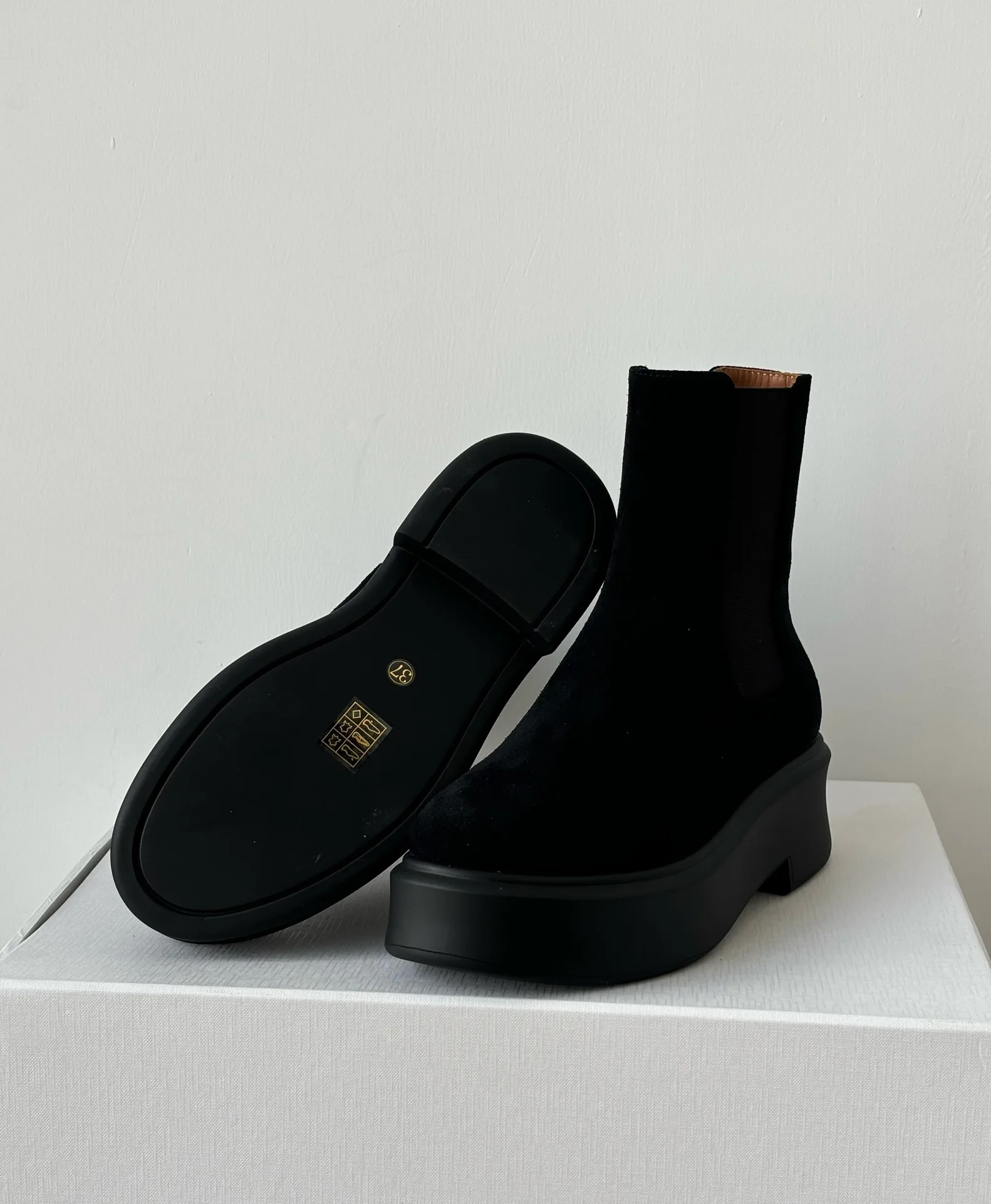 Maxdutti Fashion Ladies Autumn/Winter Vintage Chelsea Boots Thick Bottom Cashmere Shoes Smoke Pipe Boots Shoes Women