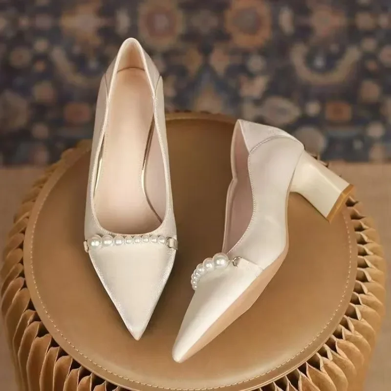 Escarpins en satin à talon bloc et bout pointu ornés de perles, style français de niche, pour femme