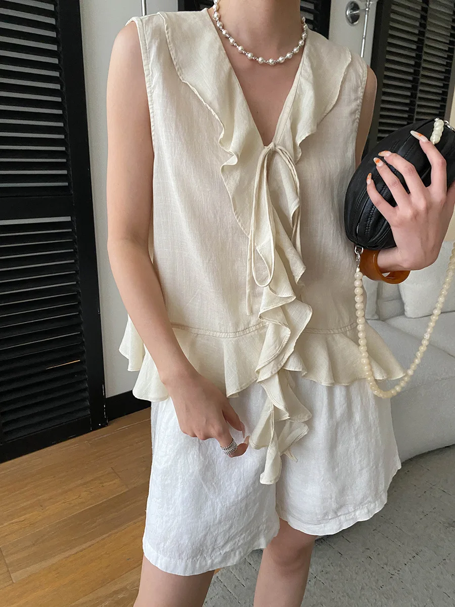 Sommerliche Damen-Weste in einfarbigem Design mit Rüschenkante und V-Ausschnitt, ärmellos. – Detail 12