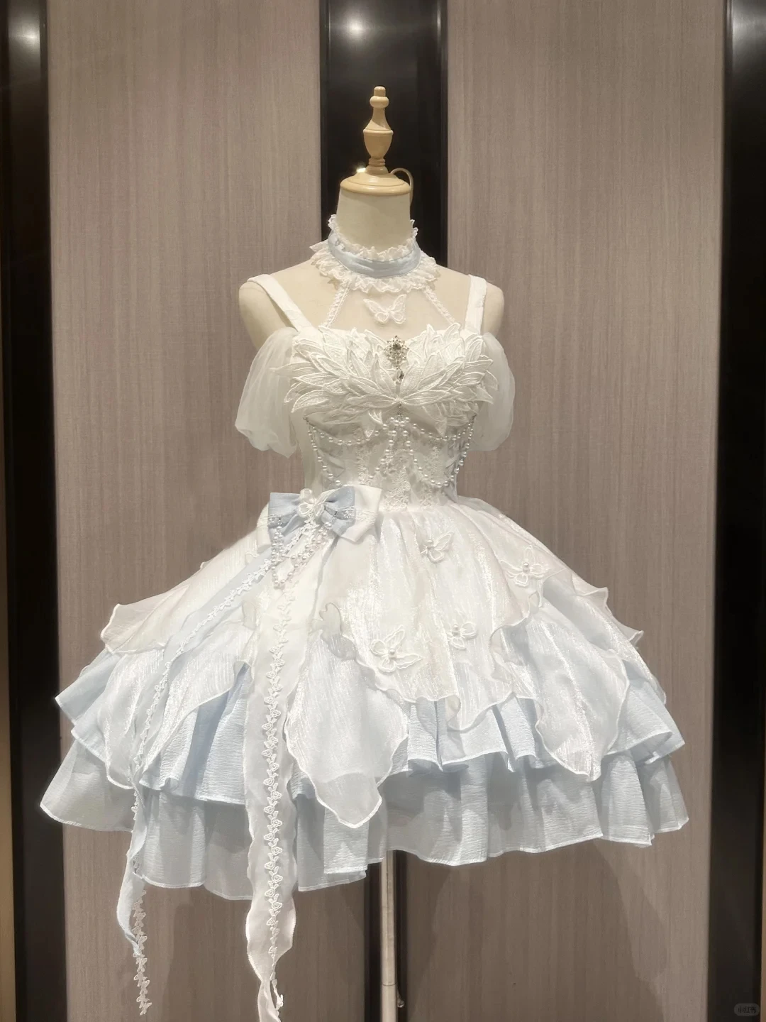 

Japanese Lolita Sweet Dress Pearl Decor Lace Detail Layered Skirt Corset Punk Gothic Style Harajuku Subculture Party Outfit
