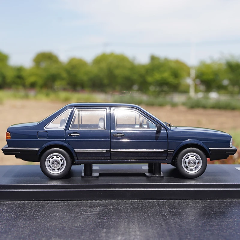 

Original Factory 1:18 Shanghai VW Original Santana 1983 B2 Alloy Simulation Car Model