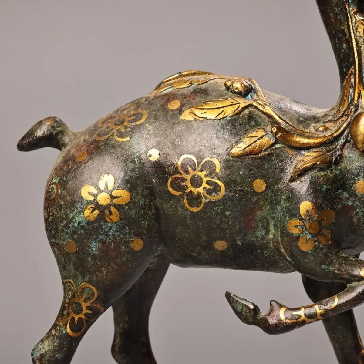 Treasures, old collections go to the countryside to collect wrong gold, bronzes, deer weighs 1300 grams, is 26 cm high and 16 cm