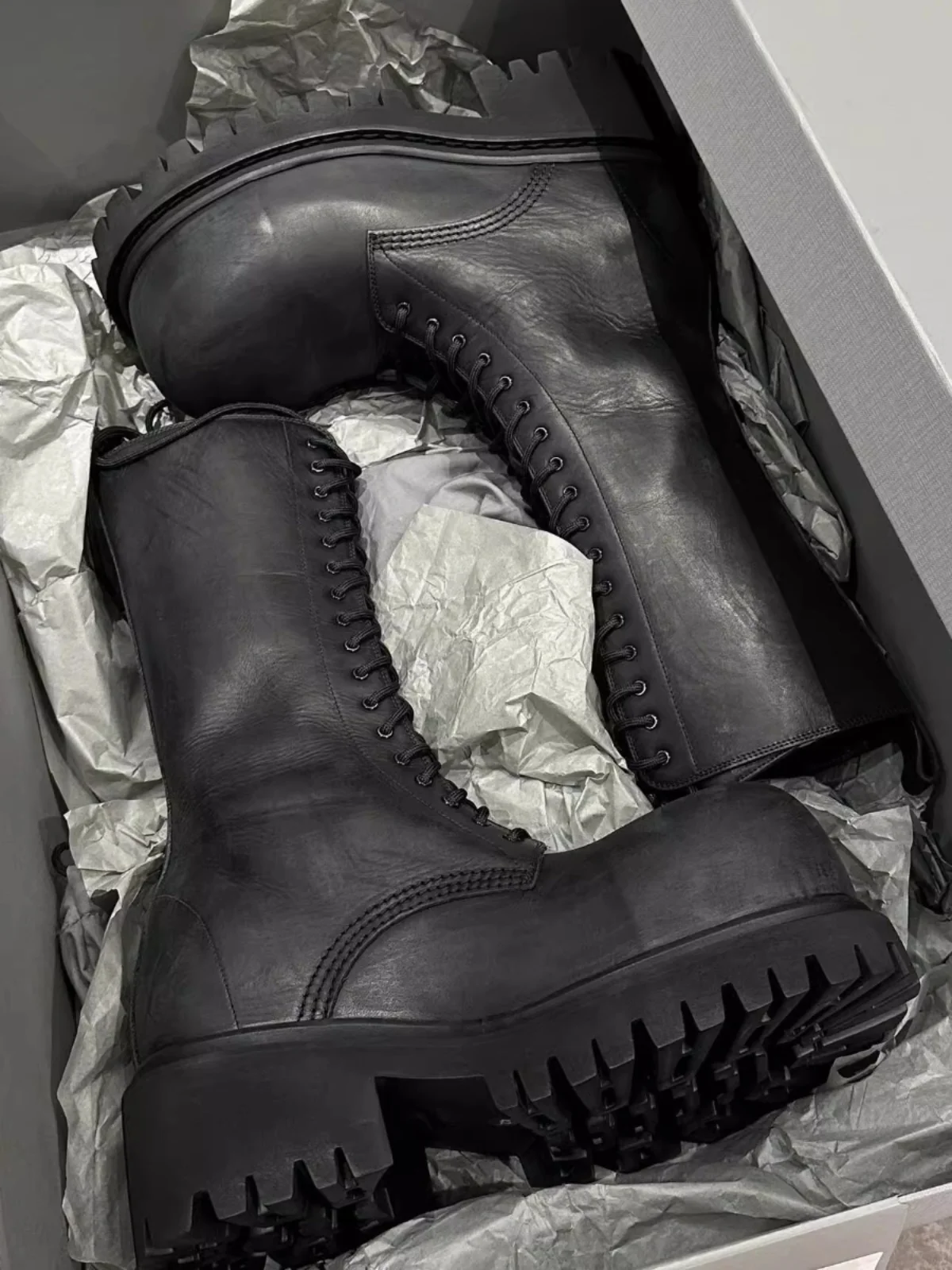 

Boots Thick Bottom Heightening Men's Women's Dark Mickey Mid-Calf Motorcycle Boots with Belt Casual round Toe Boots