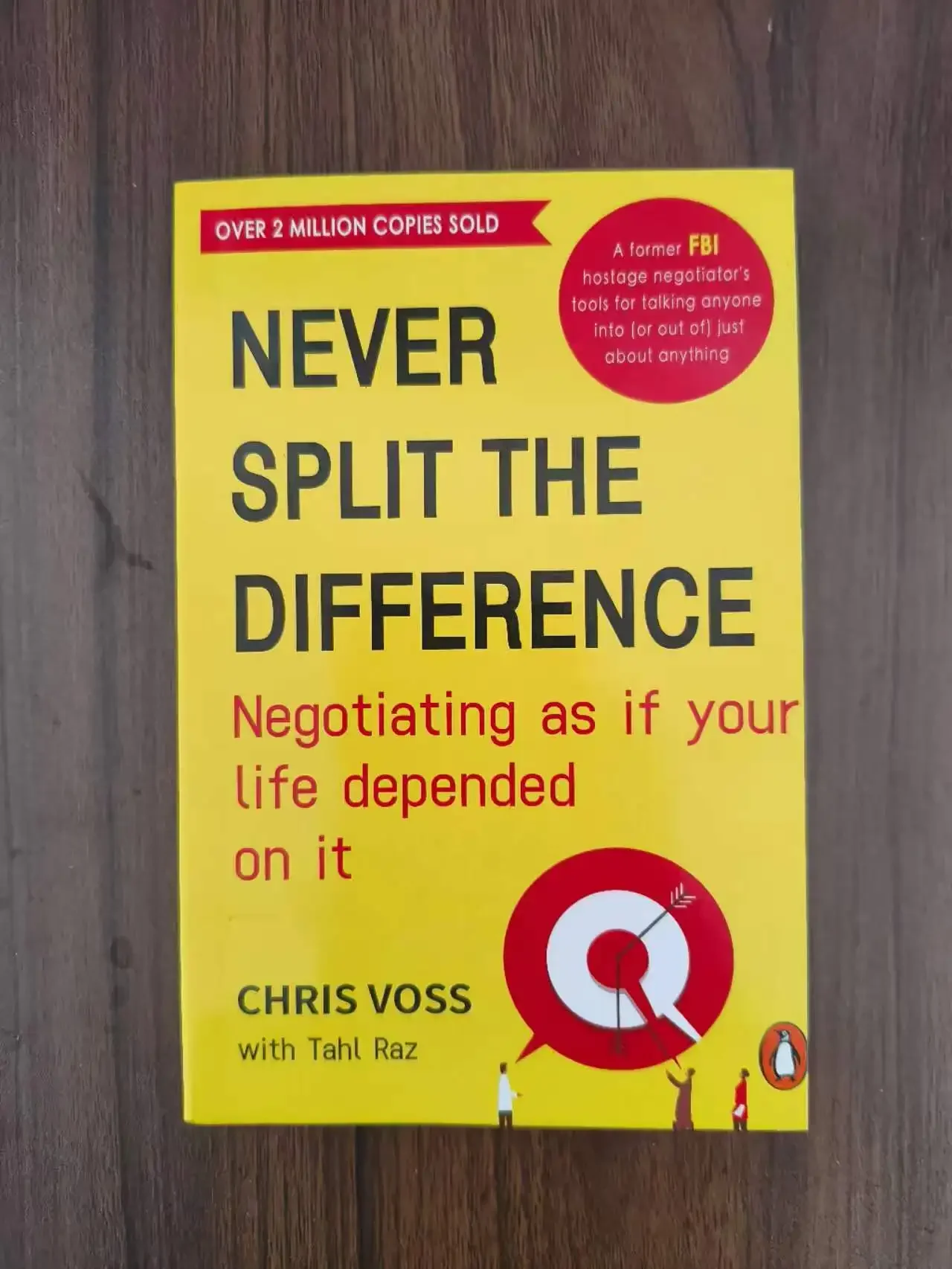 « Ne jamais céder à la moitié » de Chris Voss : négociation, intelligence émotionnelle et compétences en communication pour les adultes (édition anglaise).