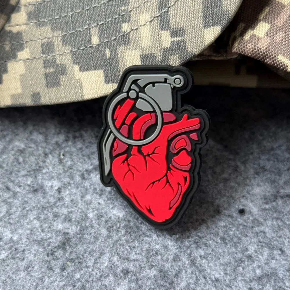 3D PVC Morale Tactical Patch Anatomisches Herz Granate Gummi-Abzeichen mit Klettverschluss Rotes Herz-Emblem für Rucksack, Jacke, Mütze – Detail 4