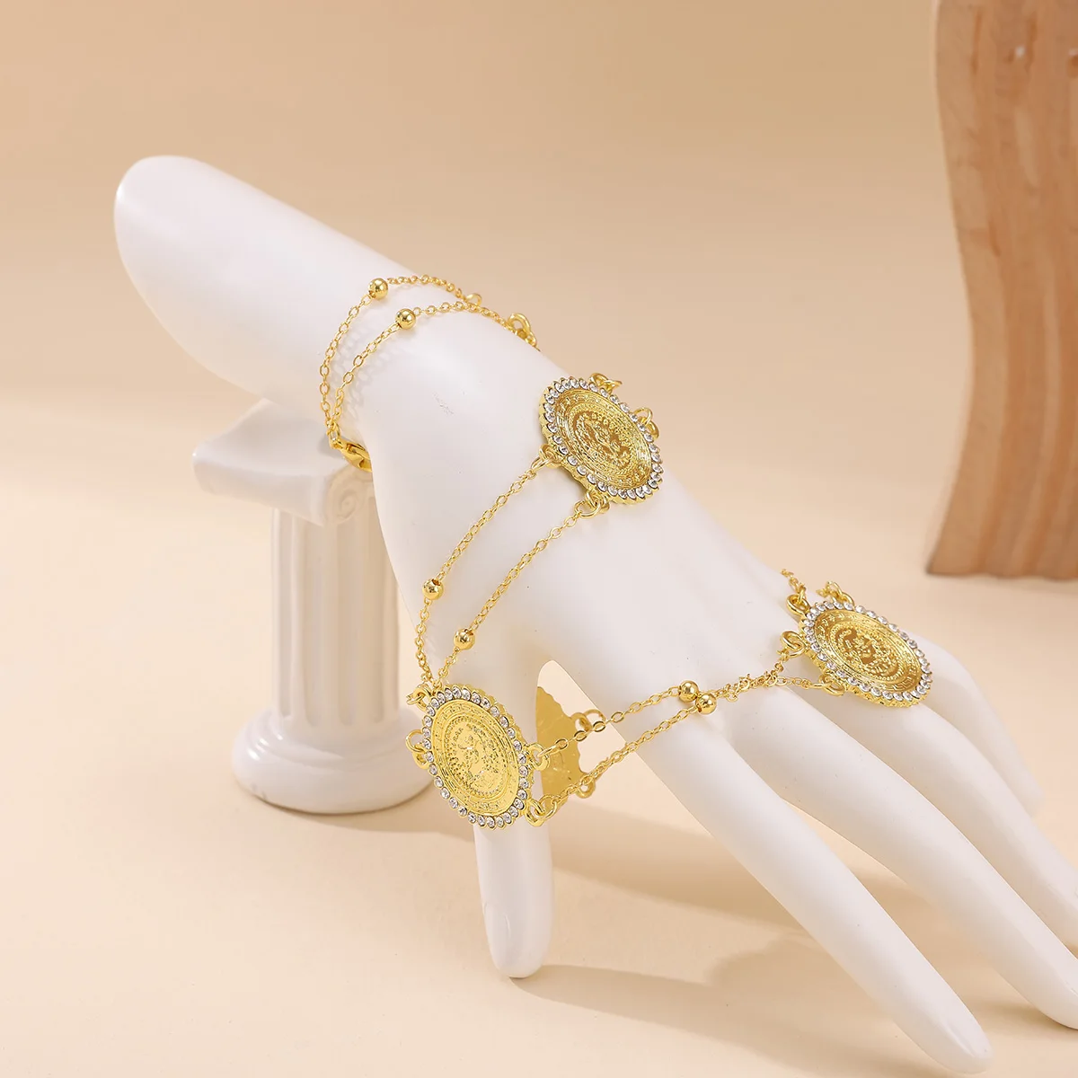 A set of golden bride jewelry set French court style necklace bracelet crown three piece set Arab bride's gorgeous clothing