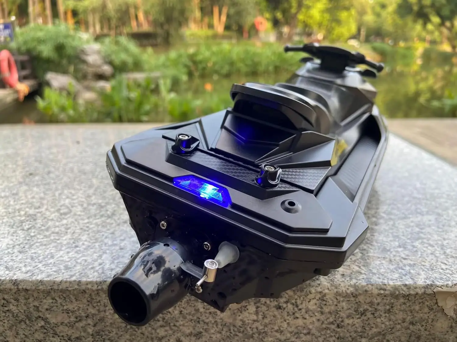 33CM RC Jet Kayak with a Speed of 20 kilometers per Hour, Equipped with 7.4V 2000mAh 14+Front and Rear Lights, Suitable for Lake