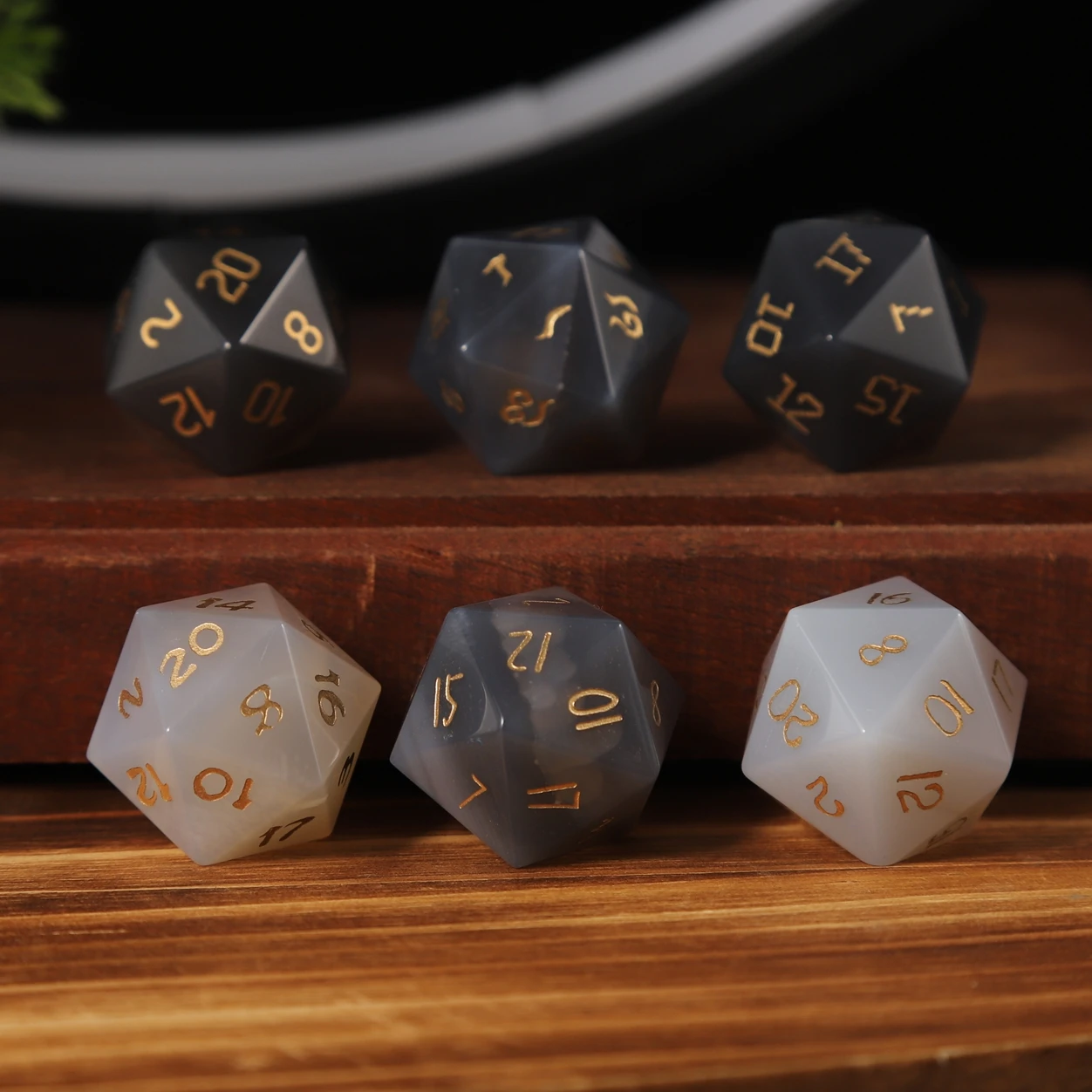 نرد عقيق طبيعي على الطراز القديم D20 مع 9 خطوط مختلفة للاختيار من بينها عشاق ألعاب سطح المكتب الأحجار الكريمة الفريدة المفضلة