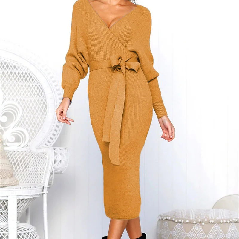 Sukienki swetrowe damskie z dekoltem w serek, rękawami typu nietoperz, odkrytymi plecami, dopasowane, z paskiem.