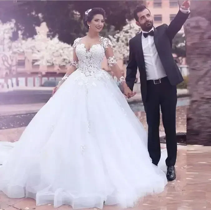 Abito da sposa su misura a maniche lunghe con scollo a V in pizzo bianco semplice personalizzato senza schienale