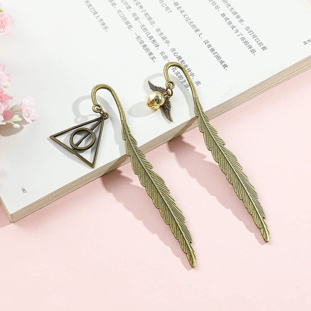 Marcapáginas de plumas de Harry Potter, colgante de penimo dorado de los reliquias de la muerte, accesorio de libro para amantes de Hogwarts, regalo, 1 Uds.