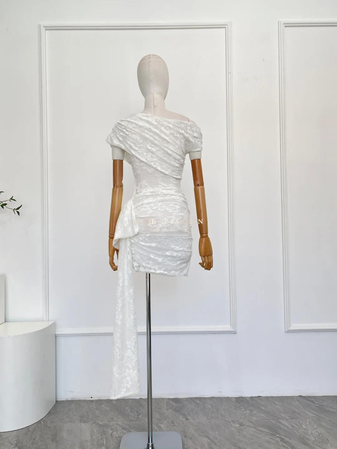 Ärmelloses Minikleid mit weißen Spitzenblumen und schrägen Schultern