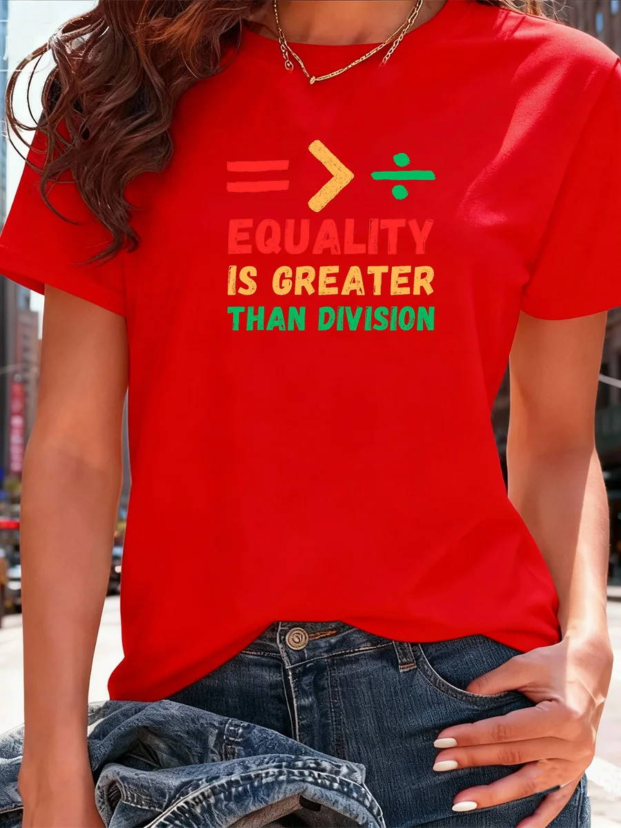 Czarna koszulka z krótkim rękawem i nadrukiem symbole matematycznego oznaczenia: Równość jest większa niż rozdzielenie, okrągły dekolt, codzienna bluzka do noszenia na co dzień.
