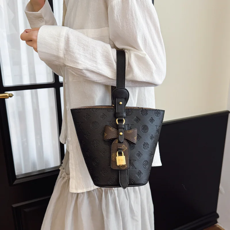 

Осенняя женская нишевая сумка через плечо 2025, винтажная стеганая сумка через плечо из мягкой кожи, многосторонняя сумка с регулируемым ремешком