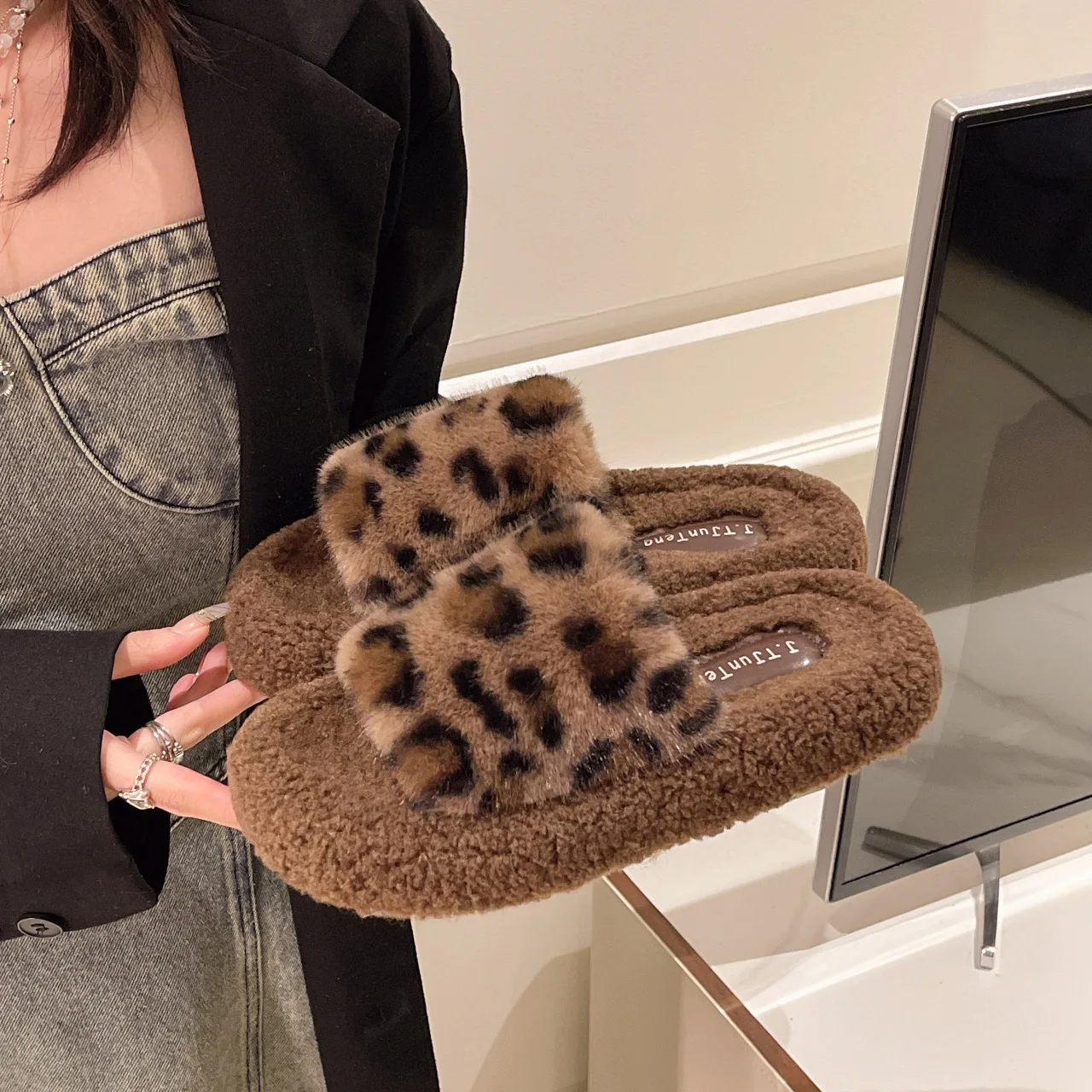 

Increase Height Fluffy Slippers Ladies Autumn Winter Indoor Flip Flops Soft Warm Women Household Furry Leopard Platform Slides