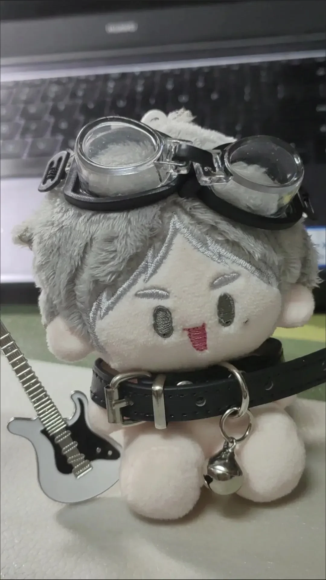 دمية الدعائم نظارات الطفل المنمنمات منزل نظارات السباحة الأسود المختنق جيتار صغير لدمية القطن 10 سنتيمتر