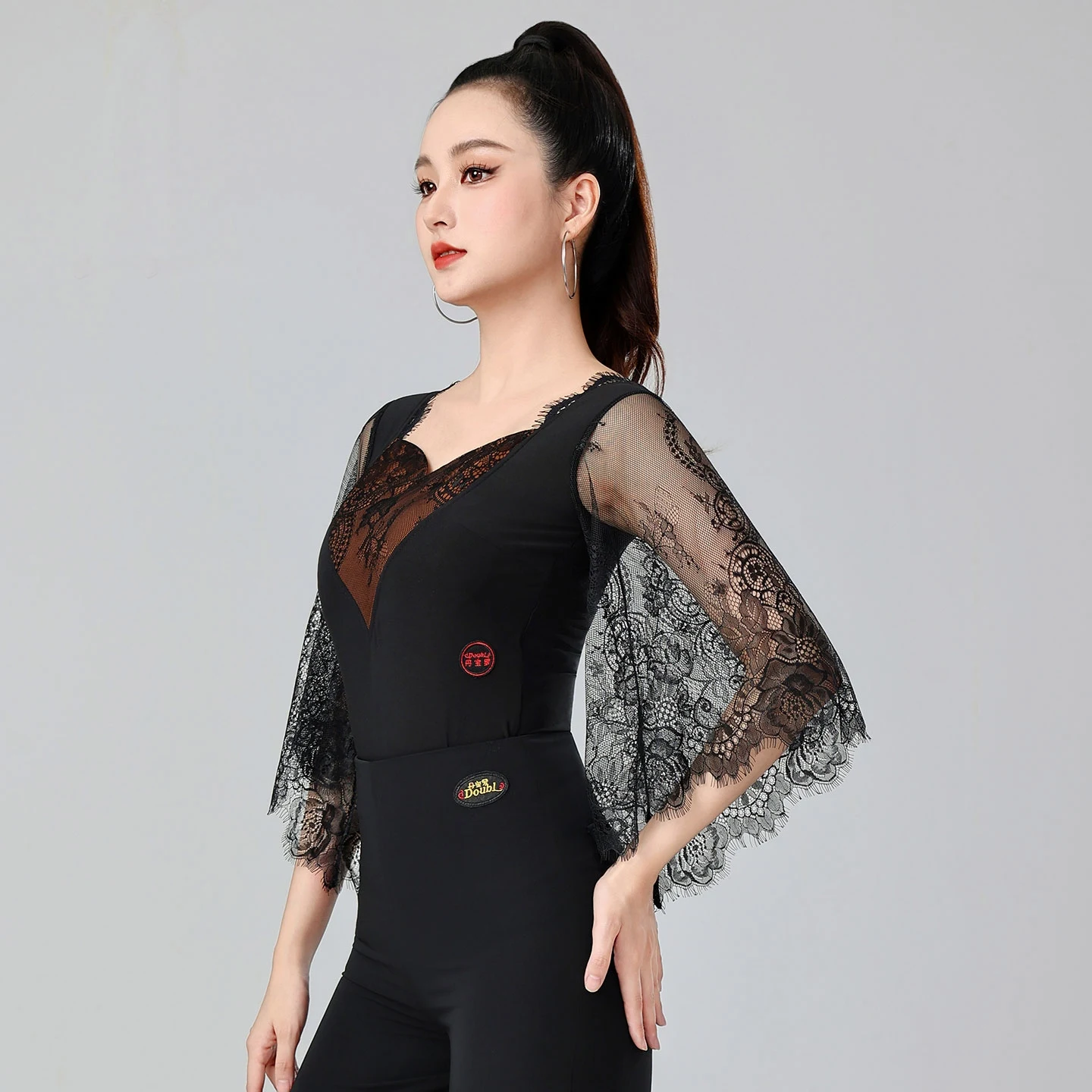 2025 نساء ملابس الرقص الحديثة أسود نصف كم جمبسوت من الدانتيل تشاتشا اللاتينية قاعة الرقص أزياء مسرحية ارتداء DN21353